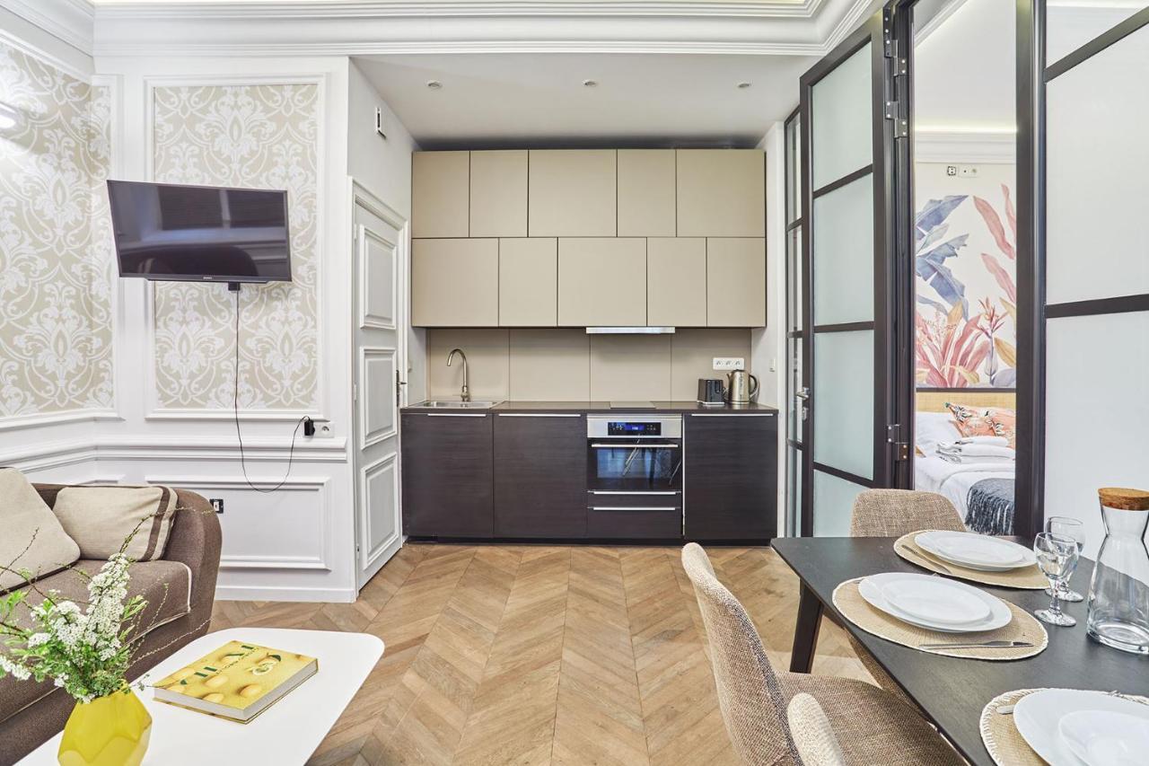Apartment Louvre Museum By Studio Prestige Paris Exteriör bild